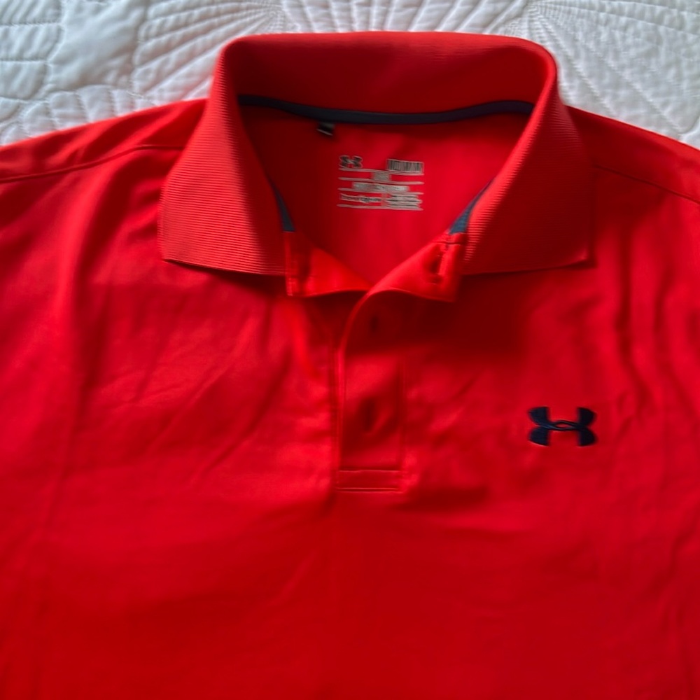 Mens M Under Armour golf shirt.